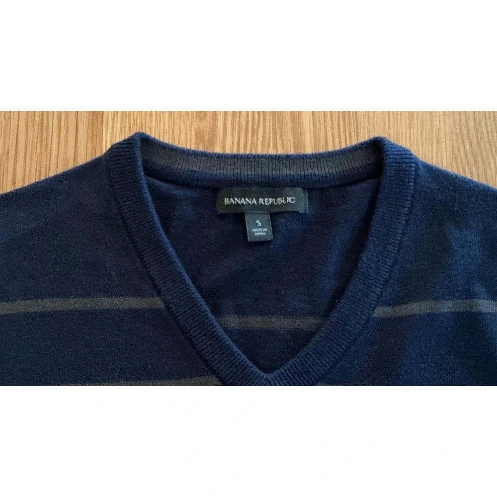 Banana Republic V Neck Sweater Men's Small Blue Gray Striped Cotton Blend